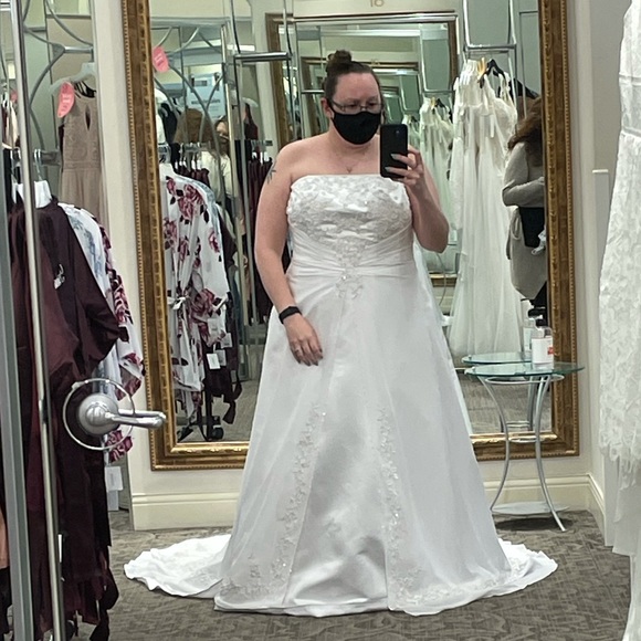 New WeddIng Dress. - Picture 3 of 3